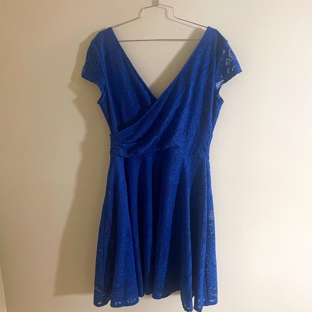 Maggy London Floral Lace Lined Faux Wrap Dress size 16 EUC cobalt blue